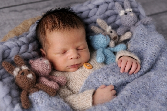 11 Neugeborenenfotografie Newborn Fotografie Karoart Volketswil Zürich Winterthur