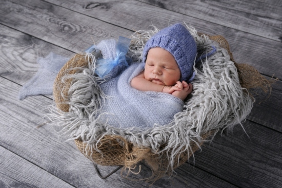 16_DSC5132-Babyfotografie-Neugeborenenfotografie-Zuerich-Wetzikon-Fotografie-Karoart-Baby-in-Wollkorb-mit-Stirnband-Volketswil