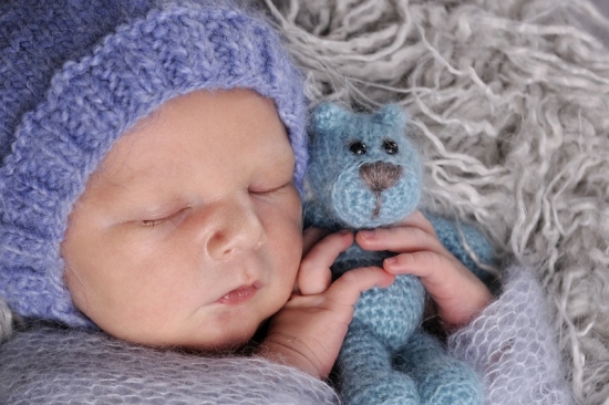 17_DSC5147-Babyfotografie-Neugeborenenfotografie-Zuerich-Volketswil-Wetzikon-Fotografie-Karoart-Baby-mit-Baerchen-mit-Stirnband-Volketswil