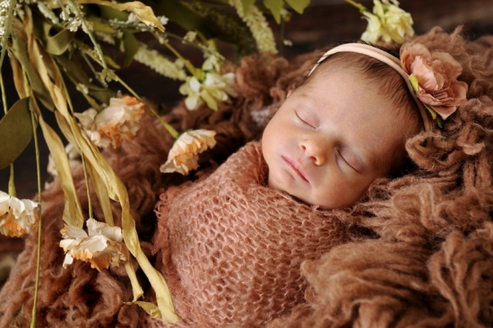 1_DSC0964-Babyfotografie-Neugeborenenfotografie-Zuerich-Volketswil-Wetzikon-Fotografie-Karoart-Baby-mit-Stirnband-Fell-Blumen-in-Volketswil