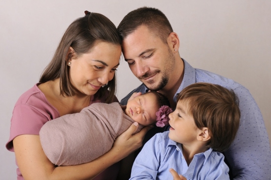 1_Fotografie-Karoart-Neugeborenenfotografie-Mama-Papa-mit-Baby-und-stolzem-Bruder-liebevoll-Winterthur-Zuerich-Volketswil