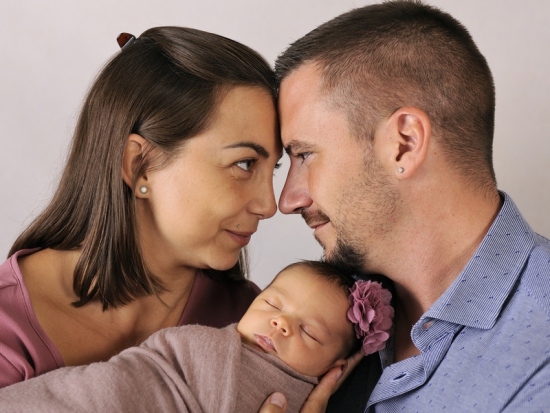 2-Fotografie-Karoart-Neugeborenenfotografie-Mama-Papa-Baby-verliebte-Blicke-Winterthur-Zuerich-Volketswil