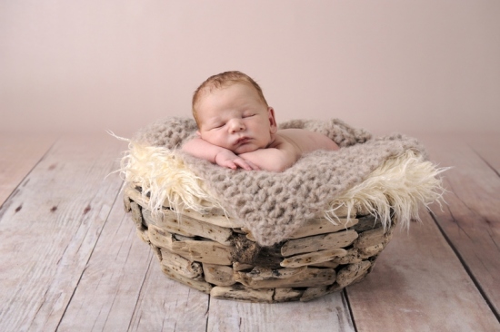 20_DSC5204-Babyfotografie-Neugeborenenfotografie-Zuerich-Volketswil-Wetzikon-Fotografie-Karoart-Baby-in-Wollkorb-mit-Stirnband-Volketswil