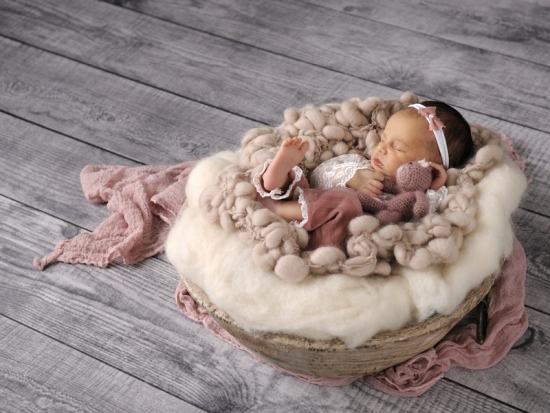 21_DSC5562-Babyfotografie-Neugeborenenfotografie-Zuerich-Wetzikon-Fotografie-Karoart-Baby-in-Wollkorb-mit-Stirnband-Volketswil