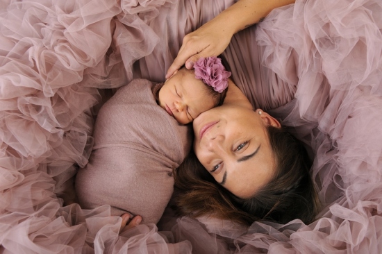 3_Fotografie-Karoart-Neugeborenenfotografie-wunderschoene-Mama-in-Tuellkleid-mit-Baby-zarte-Babybilder-Winterthur-Zuerich-Volketswil