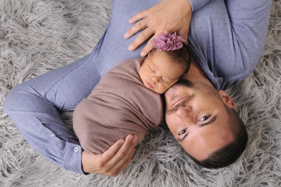 4_Fotografie-Karoart-Neugeborenenfotografie-stolzer-Vater-mit-gepucktem-Baby-im-Arm-Newborn-cute-Babybilder-Winterthur-Zuerich-Volketswil.