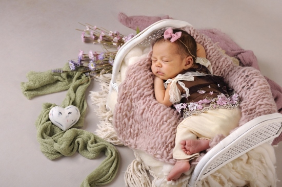 5_Fotografie-Karoart-Neugeborenenfotografie-Baby-in-Bettchen-mit-Blumen-und-Herz-BabyoutfitNewborn-Winterthur-Zuerich-Volketswil.