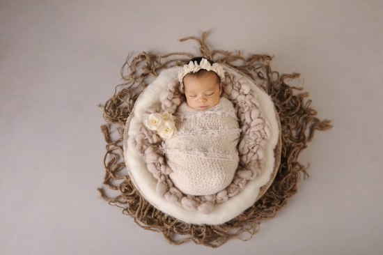 6_Fotografie-Karoart-Neugeborenenfotografie-Newborn-in-Schale-drapiert-Stirnband-Wolllayer-Babyoutfit-Winterthur-Zuerich-Volketswil