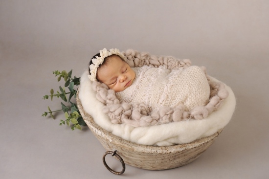 7_Fotografie-Karoart-Neugebores-liebevoll-in-Schale-fotografiert-suesses-Babybild-Stirnband-Babyoutfit-Uster-Winterthur-Zuerich-Volketswil
