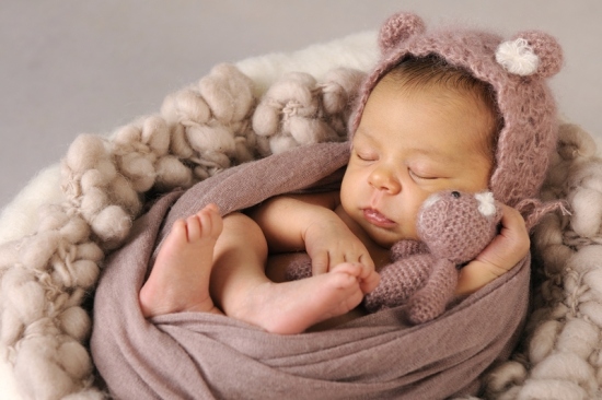 8_Fotografie-Karoart-Neugeborenenfotografie-Baby-schlafend-in-Schale-mit-Teddy-und-Teddymuetze-niedlich-Pfaeffikon-Winterthur-Zuerich-Volketswil