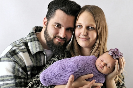 9_Fotografie-Karoart-Neugebores-im-Arm-von-gluecklichen-und-verliebten-Eltern-Babybild-Familie-Pfaeffikon-Winterthur-Zuerich-Volketswil