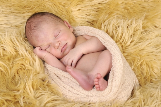 Farbfoto eines Neugeborenen Babies aus Zürich