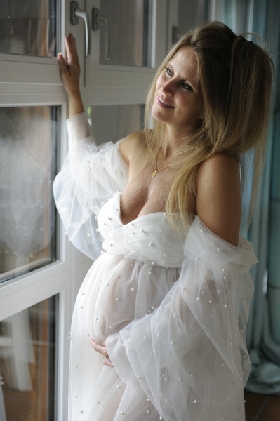 1_Fotografie-Karoart-Schwangerschaftsbilder-Newborn-Schwangere-in-Perlenkleid-vor-dem-Fenster-Babybauch-Faellanden-Uster-Winterthur-Volketswil