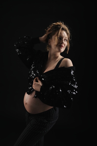 1_Fotografie-Karoart-Schwangerschaftsbilder-junge-Mama-in-Glitzerjacke-frech-Babybauch-Volketswil-Familienfotografie-Duebendorf