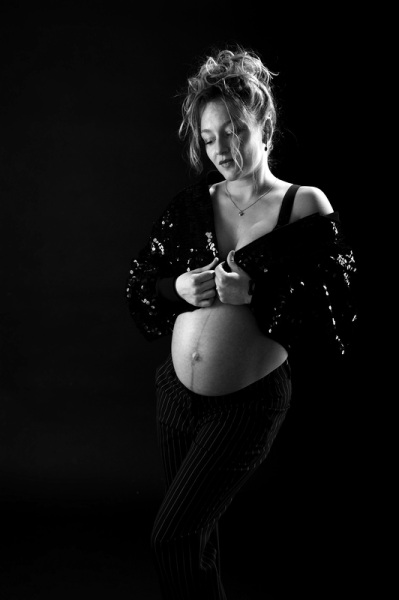 2_Fotografie-Karoart-Schwangerschaftsbilder-junge-Mama-in-Glitzerjacke-frech-Babybauch-Uster-Volketswil