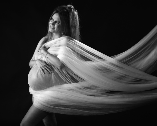 3_Fotografie-Karoart-Neugeborene-huebsche-Schwangere-in-Tuell-gehuellt-Babybauch-Zuerich-Faellanden-Uster-Winterthur-Volketswil