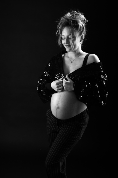 3_Fotografie-Karoart-Schwangerschaftfotografie-gluecklich-sinnlich-Babybauch-Uster-Volketswil