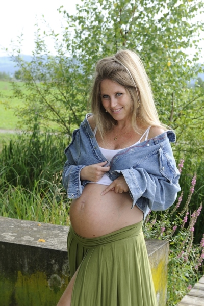 4_Fotografie-Karoart-Schwangerschaft-Schwangere-im-Griespark-natuerlich-fotografiert-glueckliches-Laecheln-Babybauch-Faellanden-Uster-Winterthur-Volketswil