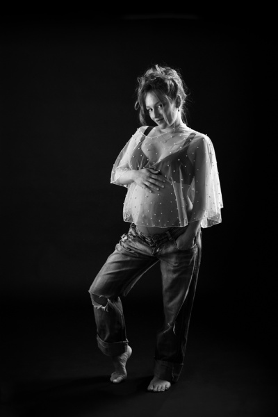 5_Fotografie-Karoart-wunderschoen-in-der-Schwangerschaft-Glitzerjacke-Jeans-frech-Babybauch-Uster-Volketswil
