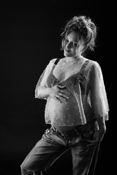 6_Fotografie-Karoart-Vorfreude-auf-das-Baby-sinnliche-Fotografie-mit-Babybauch-Volktetswil