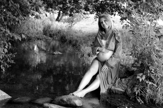 6_Fotografie-Karoart-wunderschoene-Schwangere-im-Griespark-mit-den-Fuessen-im-Wasser-vom-kleiner-Bach-glueckliches-Laecheln-Babybauch-Faellanden-Uster-Winterthur-Volketswil